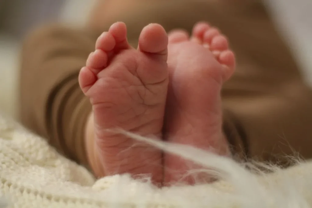 Pies de un bebe recien nacido