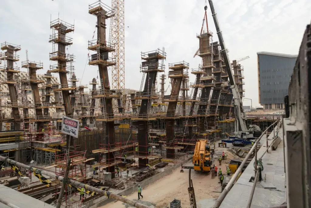Trabajadores levantando una estructura en una obra