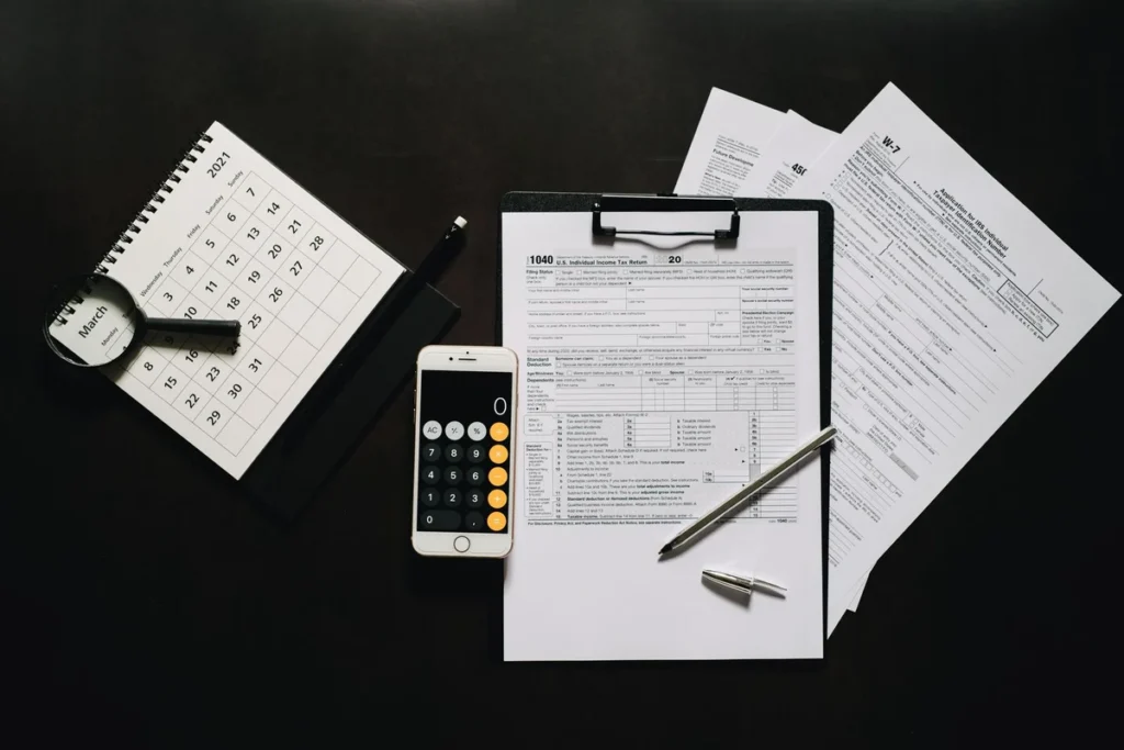 Formularios fiscales con calculadora y monedas