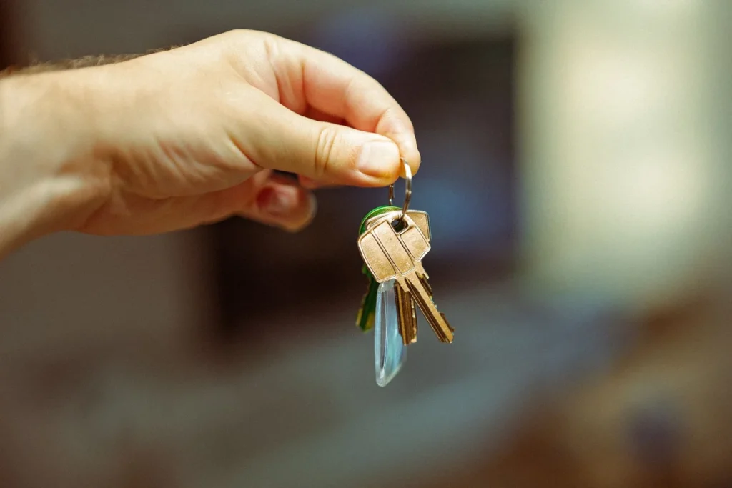 Mano sosteniendo un llavero con llaves de vivienda