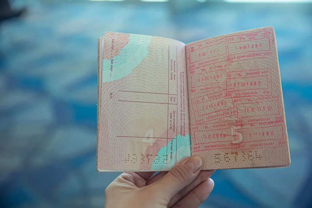 Pasaporte abierto con sellos de viaje