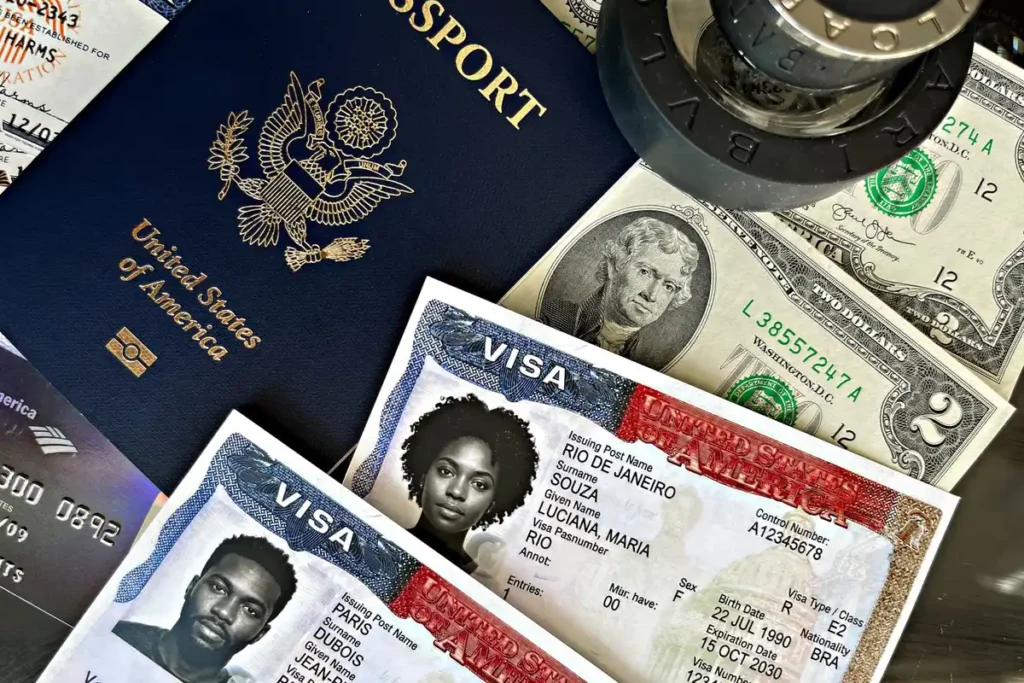 Pasaporte abierto con sellos de viaje