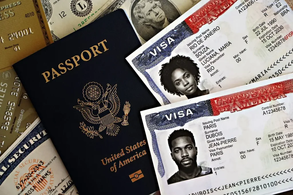 Pasaporte abierto con sellos de viaje