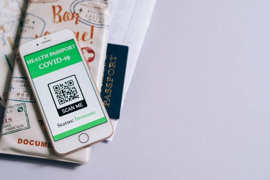 Pasaporte abierto con sellos de viaje
