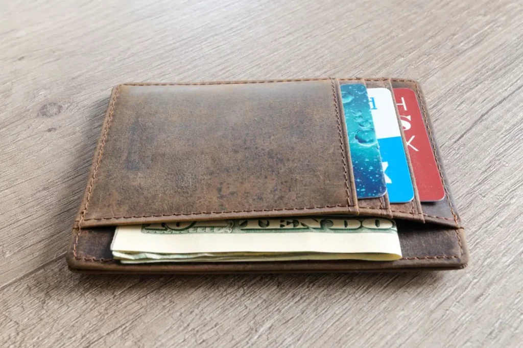 Billetera con tarjetas bancarias