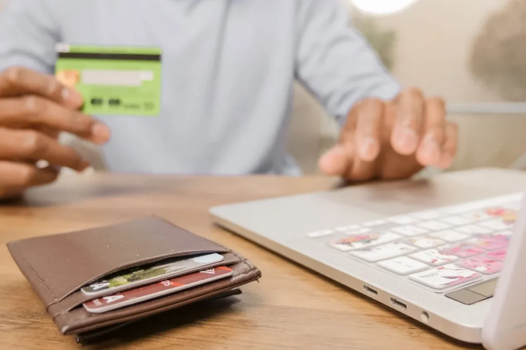 Billetera con tarjetas bancarias