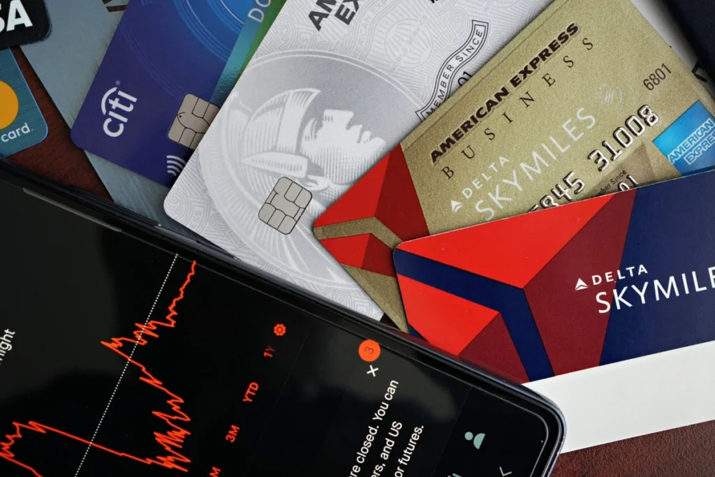 Tarjeta bancaria junto a un telefono movil