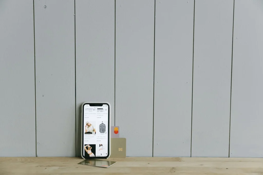 Tarjeta bancaria junto a un telefono movil