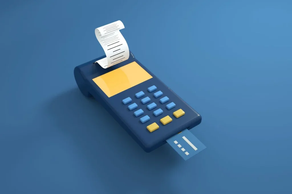 Mano pagando con tarjeta en un terminal de pago