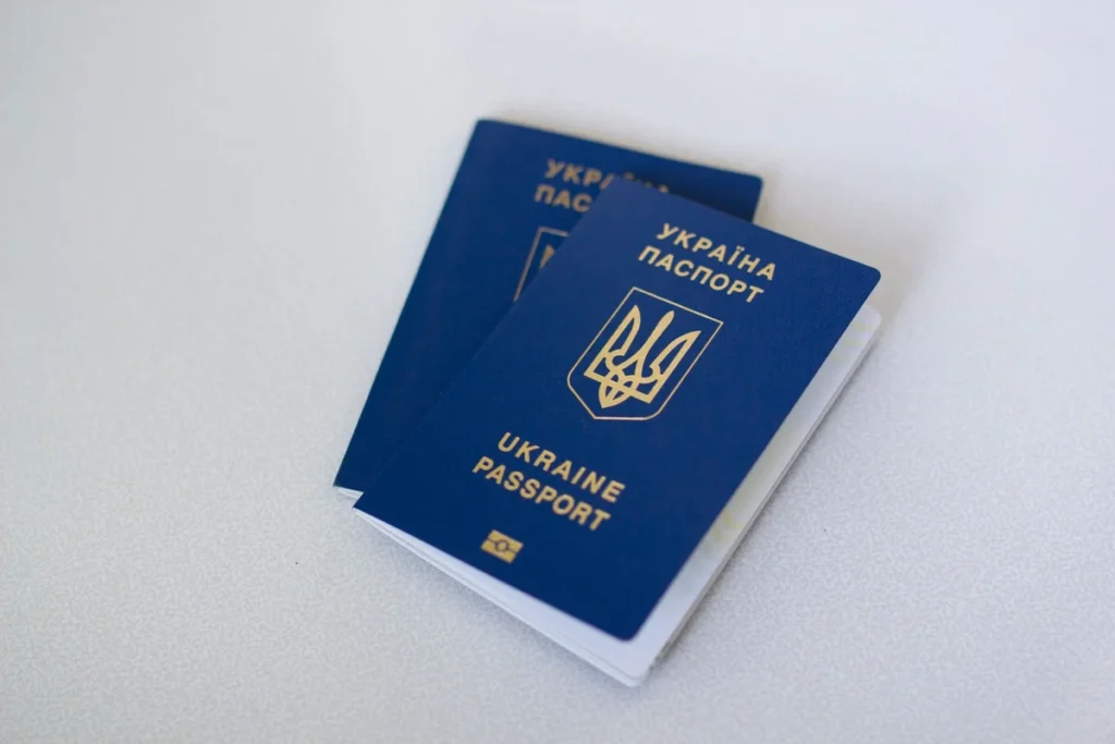Pasaporte, visado y tarjetas sobre una mesa